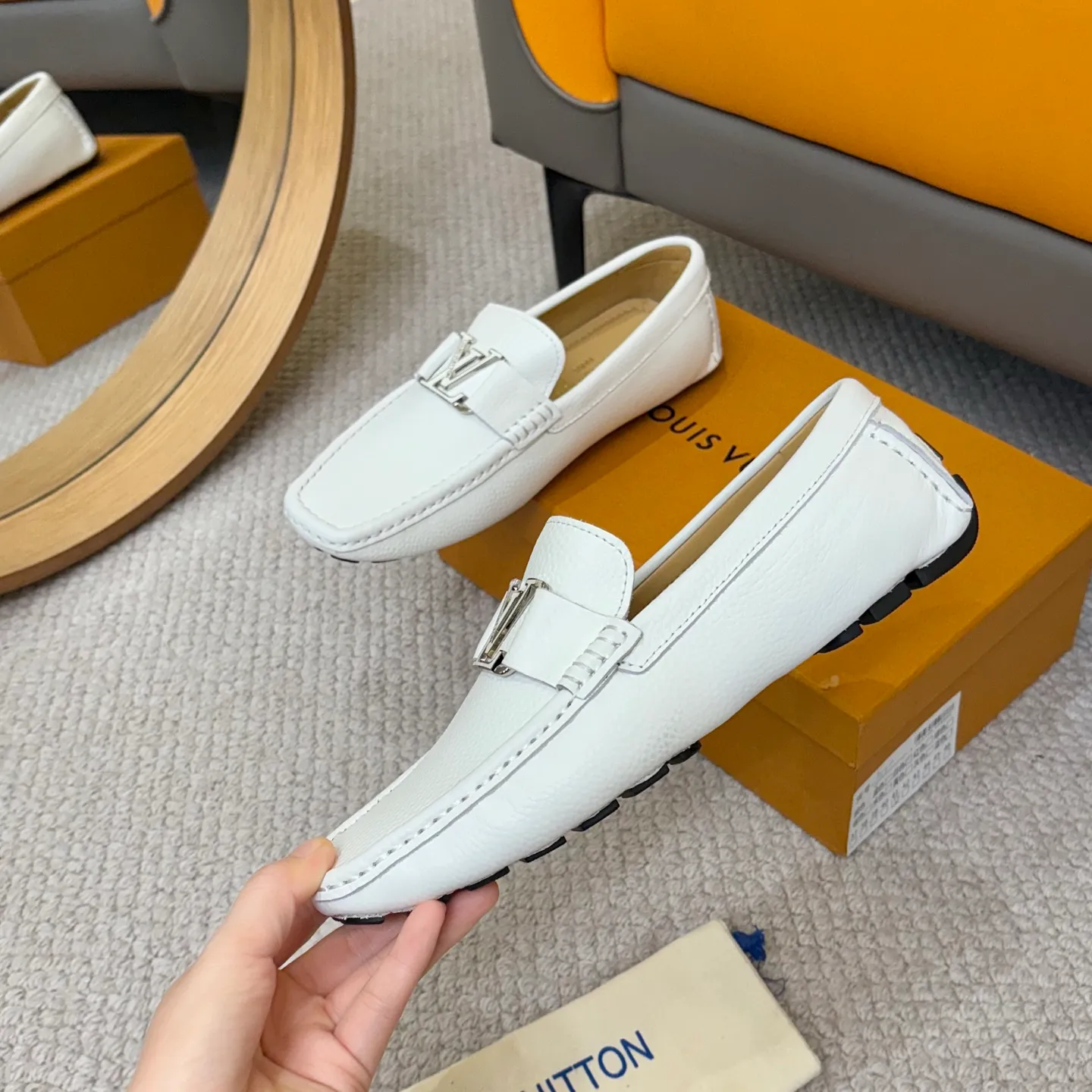 Men's men's shoes 💰420 (Yangli) LV 2⃣️0⃣️2⃣️5️⃣Spring and summer counter GLORIA series models ✈️Original factory special leather production, original last type. A classic driving slip-on casual shoe that shows an elegant style with exquisite craftsmanship details such as Monogram embossing all over the upper🌀Italian imported calfskin fabric Sheepskin foot pads➕Inside～Private mold replica sole Unique style Comfortable driving slip-on Size: 4-12 (38-46) Comes with [Counter packaging: original box, wrapping paper, card, instruction manual, shoehorn, cloth bag] No pressure to enter and leave the counter!